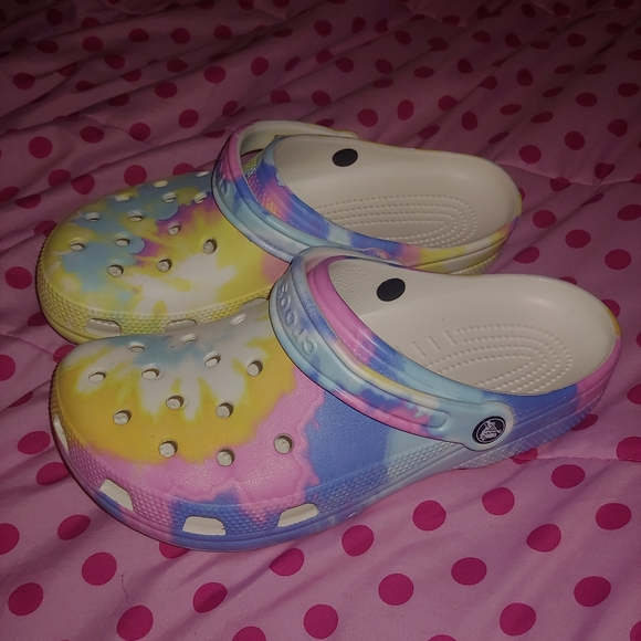 crocs pastel